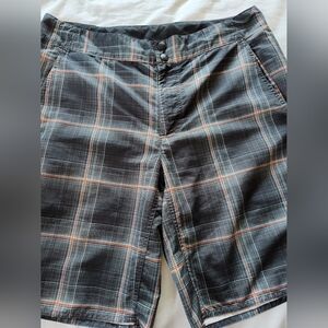 COLUMBIA Men's Shorts w/Omni Shade Sun Protection. Size 38. 10" Inseam.